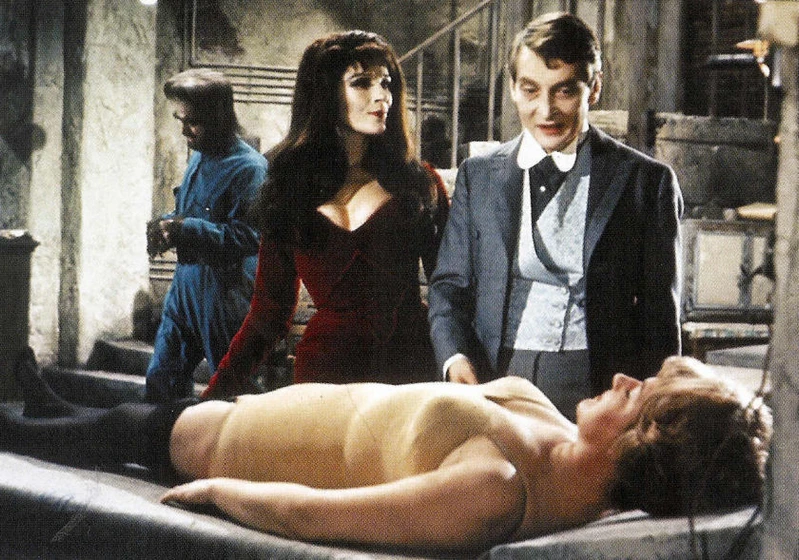 Joan Sims, Kenneth Williams, Billy Cornelius y Fenella Fielding en continuad-gritando