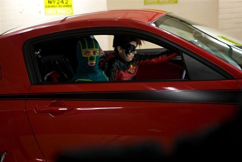 Aaron Taylor-Johnson y Christopher Mintz-Plasse en Kick-Ass. Listo para machacar