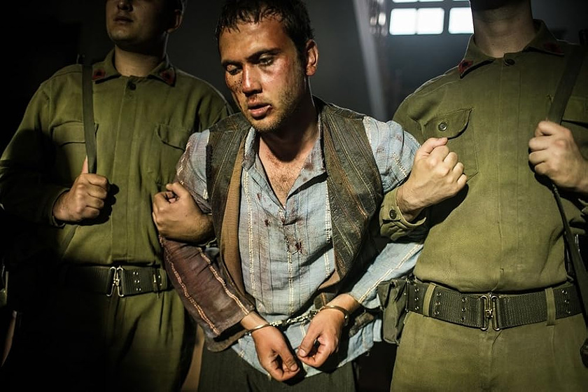 Aras Bulut Iynemli en milagro-en-la-celda-7