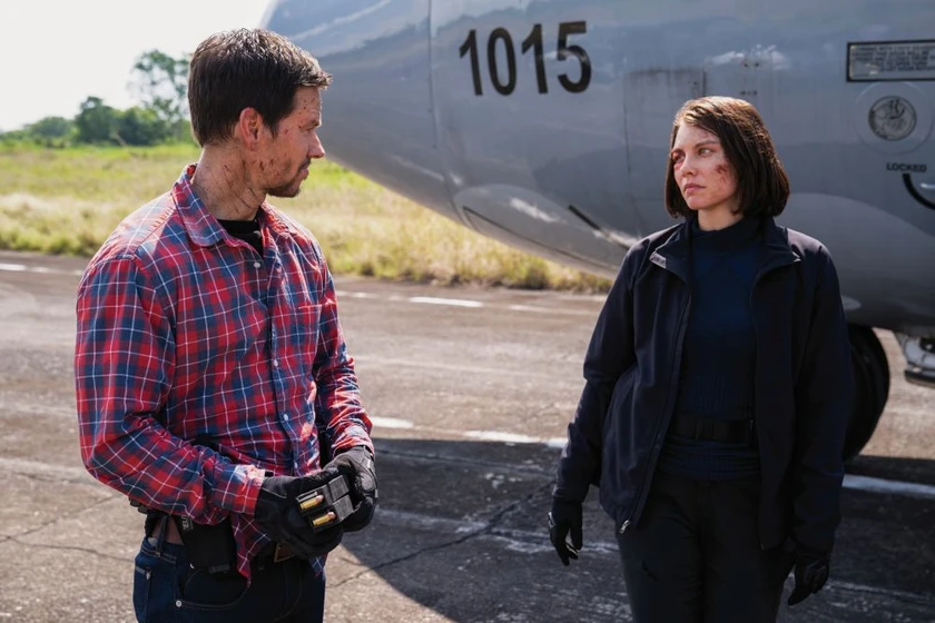 Mark Wahlberg y Lauren Cohan en milla-22