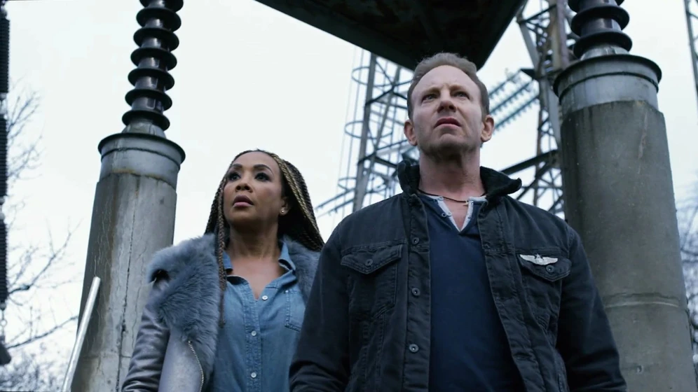 Vivica A. Fox y Ian Ziering en el-ultimo-sharknado-ya-era-hora