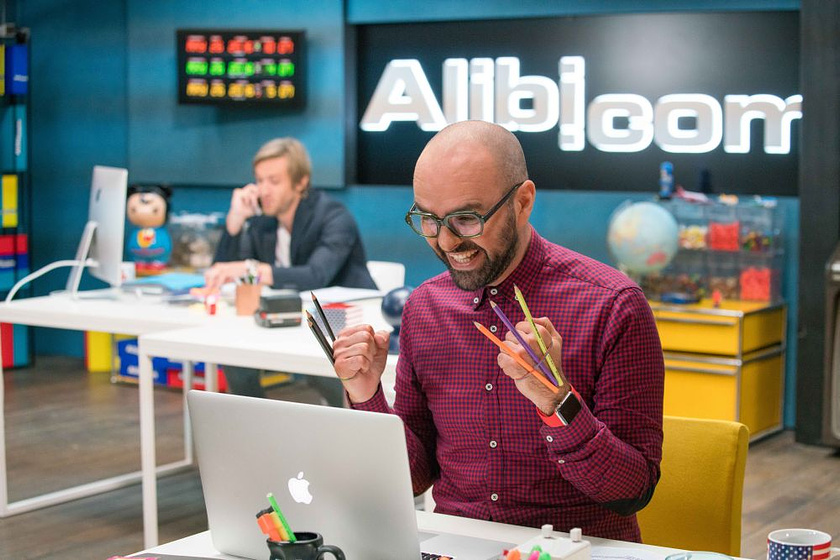 Julien Arruti en Alibi.com Agencia de engaños