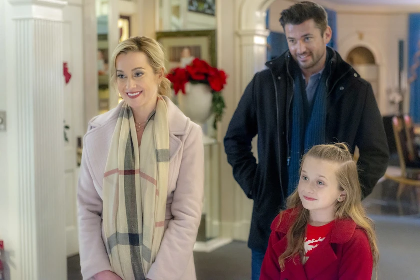 Wes Brown, Kellie Pickler y Claire Elizabeth Green en navidad-en-graceland
