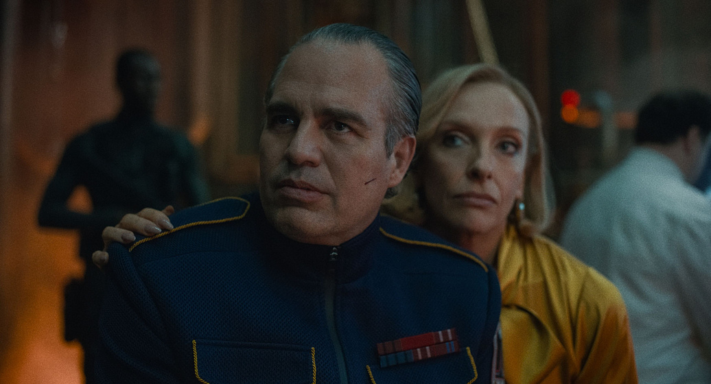 Toni Collette y Mark Ruffalo en Mickey 17