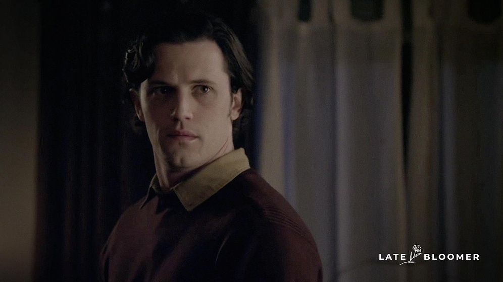 Nathan Parsons en Flor Tardía