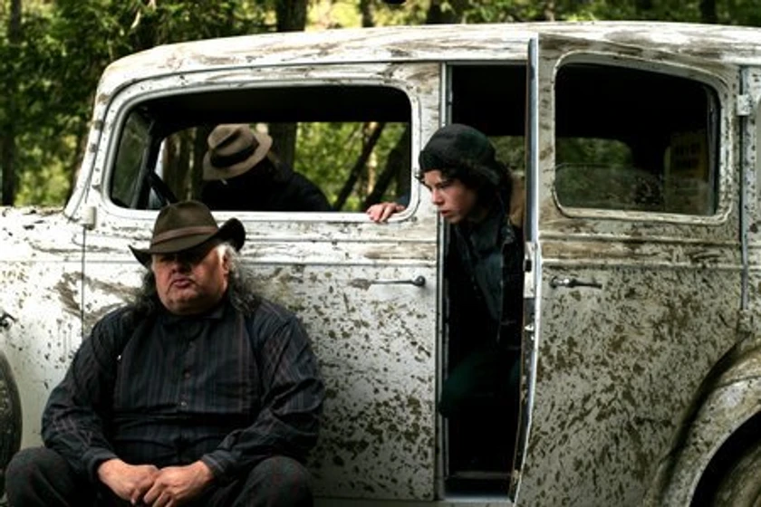 William Sanderson y Charlie McDermott en la-frontera-del-contrabando