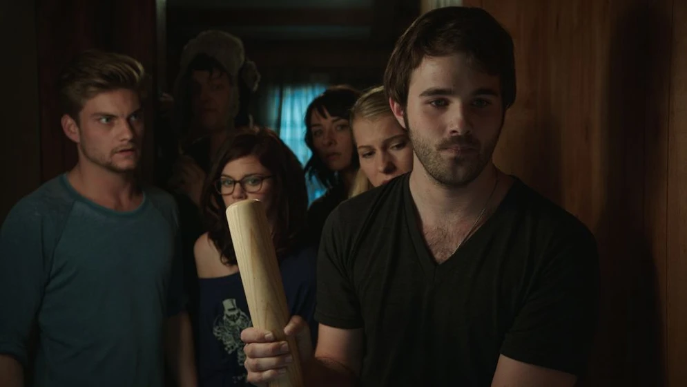 Rachel Melvin, Jake Weary, Hutch Dano y Lexi Atkins en zombeavers-castores-zombies