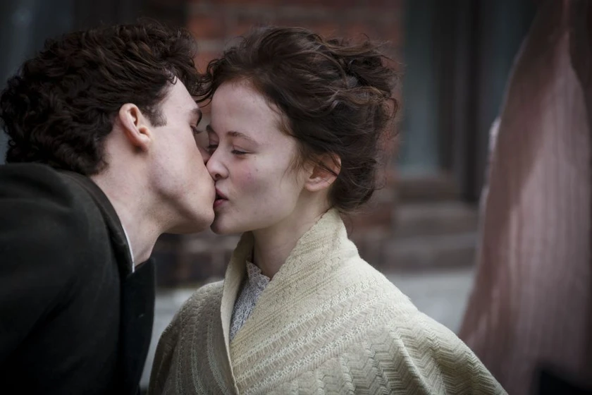 Richard Madden y Shannon Tarbet en la-promesa-2013