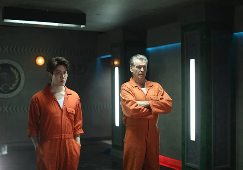 Pierce Brosnan y Mike Angelo en ladrones-de-elite