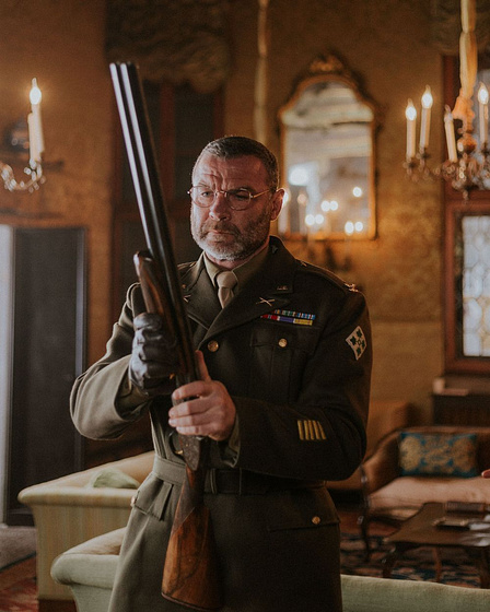 Liev Schreiber en Al otro Lado del río y entre los árboles