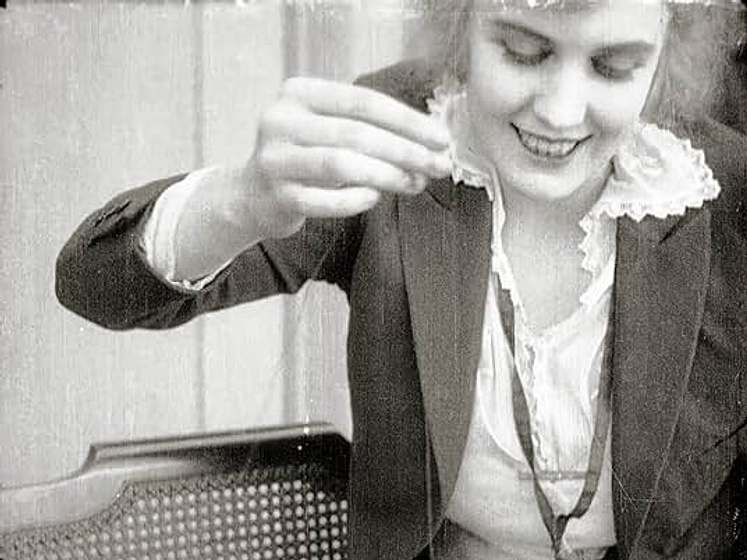 Edna Purviance en Charlot, Héroe del Patín