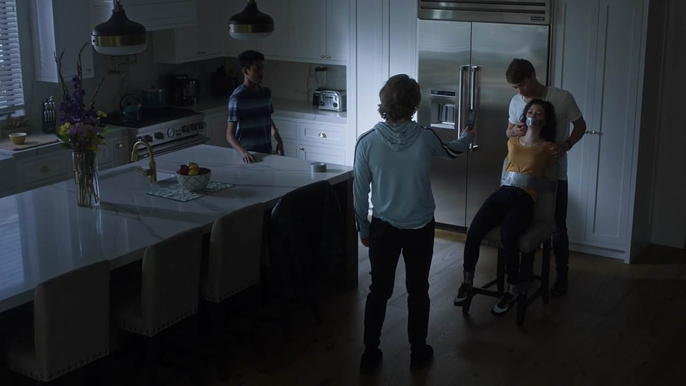 Lucas Adams, Pedro Correa, Rahul Abburi y Paige Searcy en En Busca de Mi Hija