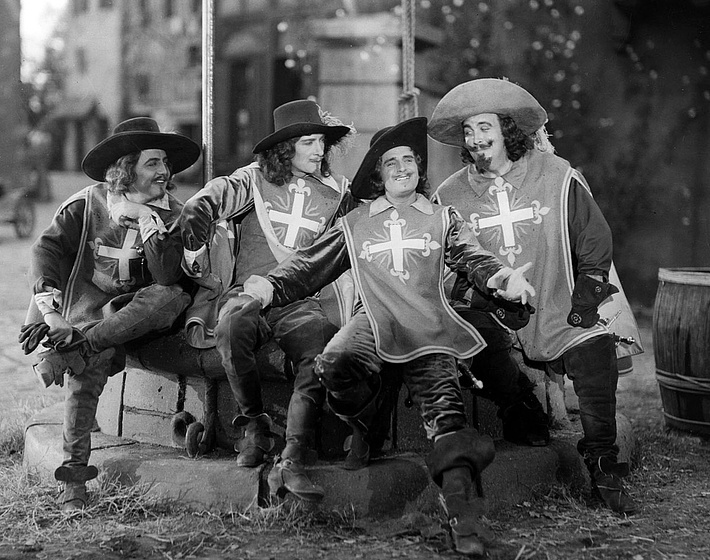 Tiny Sandford, Douglas Fairbanks, Gino Corrado y Léon Bary en La Máscara de Hierro