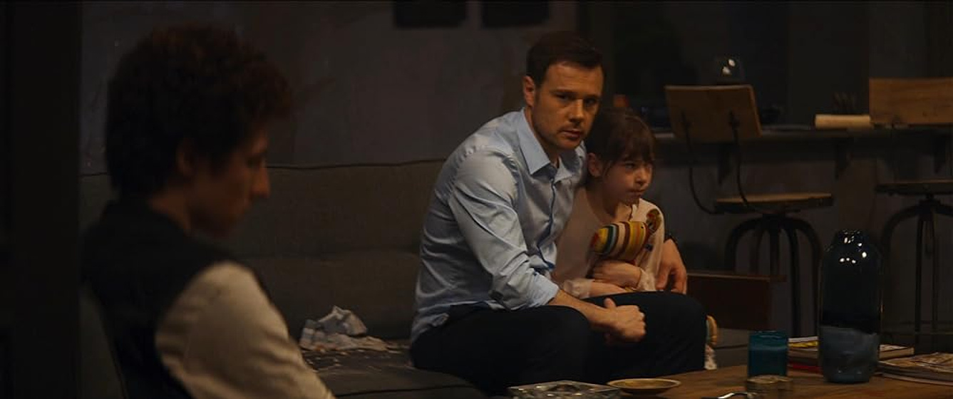 Rupert Evans, Julian Feder y Kíla Lord Cassidy en The Doorman