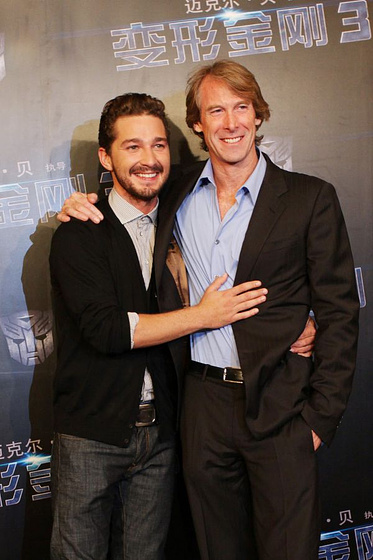 Michael Bay y Shia LaBeouf en Transformers: El lado oscuro de la Luna (Premiere en Shanghai. Julio 2011)