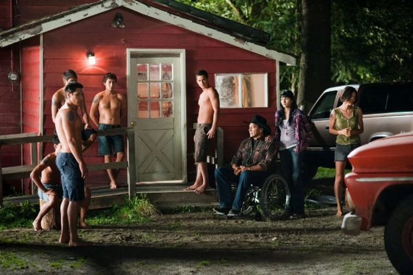 Gil Birmingham, Kiowa Gordon, Tyson Houseman, Alex Meraz, Bronson Pelletier, Tinsel Korey, Julia Jones y Booboo Stewart en la-saga-crepusculo-eclipse