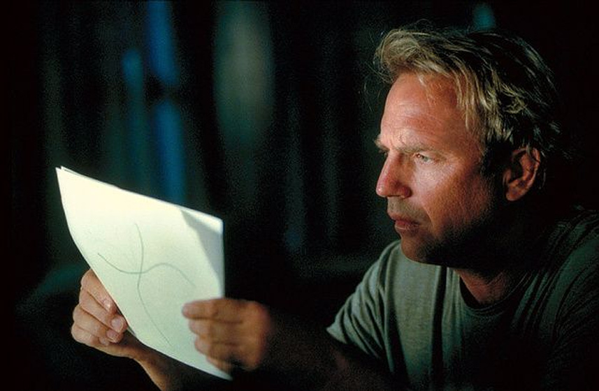 Kevin Costner en Dragonfly: La Sombra de la Libélula