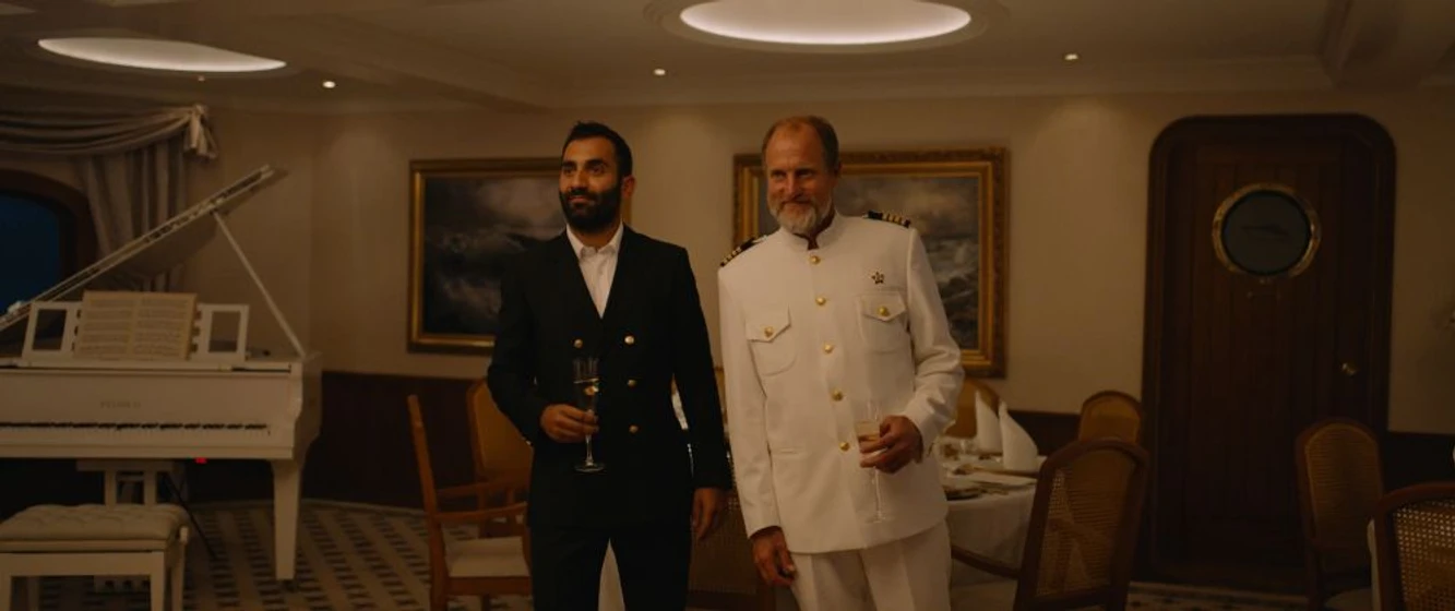 Woody Harrelson y Arvin Kananian en el-triangulo-de-la-tristeza