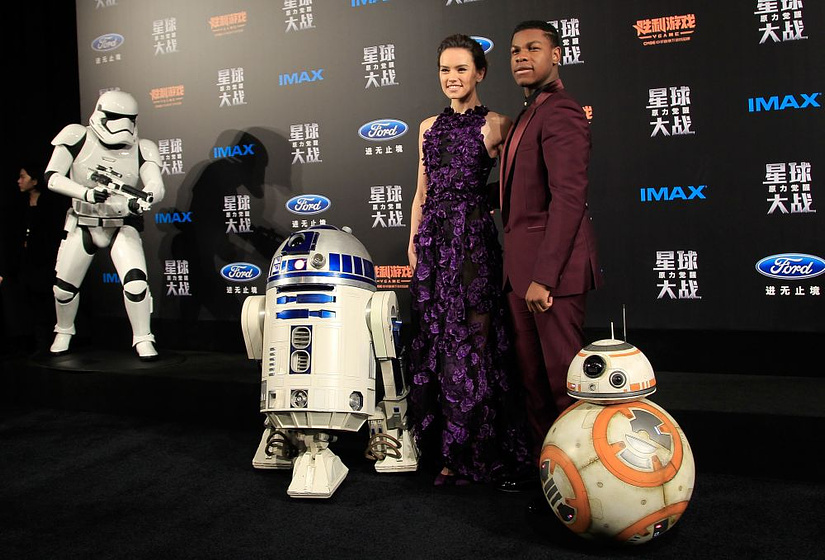 John Boyega y Daisy Ridley en Star Wars: Episodio VII. El Despertar de la Fuerza (Premiere en Shanghai. Diciembre 2015)