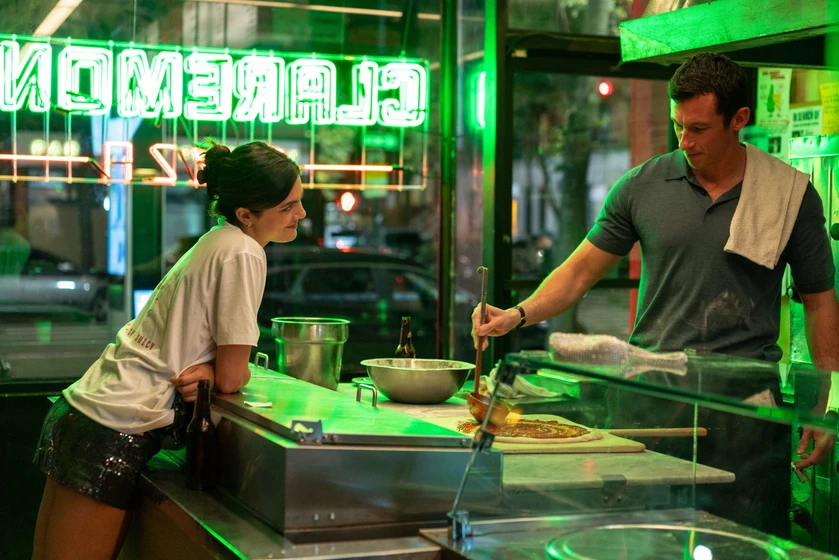 Callum Turner y Monica Barbaro en una-noche-al-ano