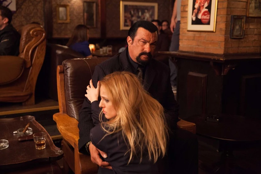 Steven Seagal y Adina Ștețcu en el-mercenario-absolucion