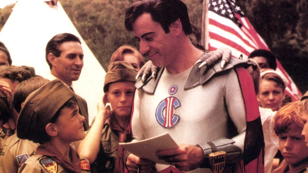 Alan Arkin en The Return of Captain Invincible