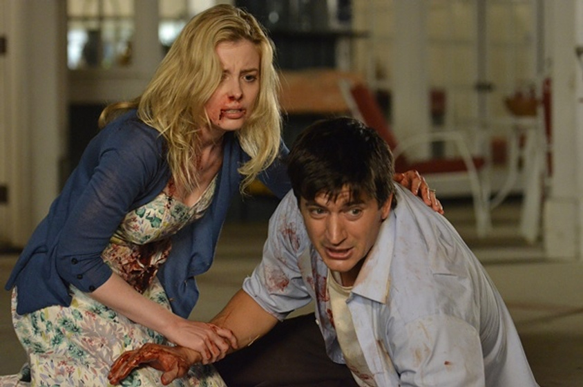 Ken Marino y Gillian Jacobs en ¡Bicho Malo!
