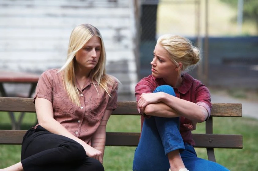 Amber Heard y Mamie Gummer en Encerrada