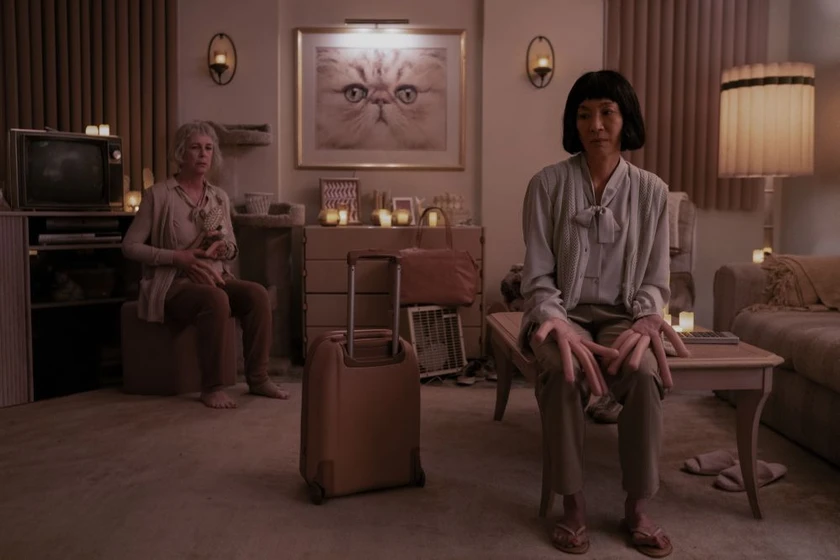 Jamie Lee Curtis y Michelle Yeoh en todo-a-la-vez-en-todas-partes