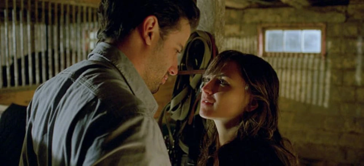 Rachael Leigh Cook y Luke Kirby en all-hat
