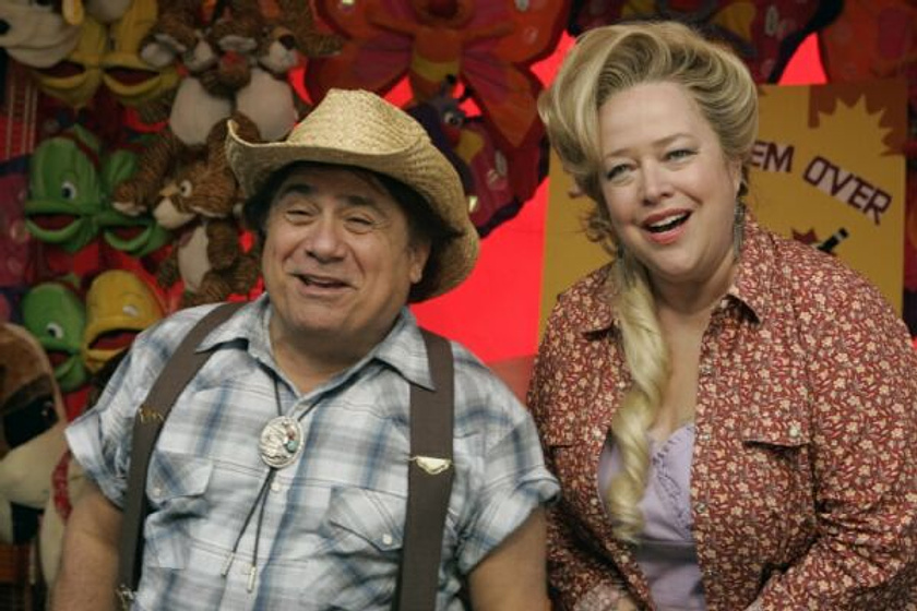 Danny DeVito y Kathy Bates en Relative Strangers. Una familia casi perfecta