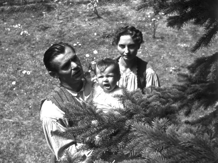 János Görbe, Alice Szellay y Péterke Ferency en people-of-the-mountains