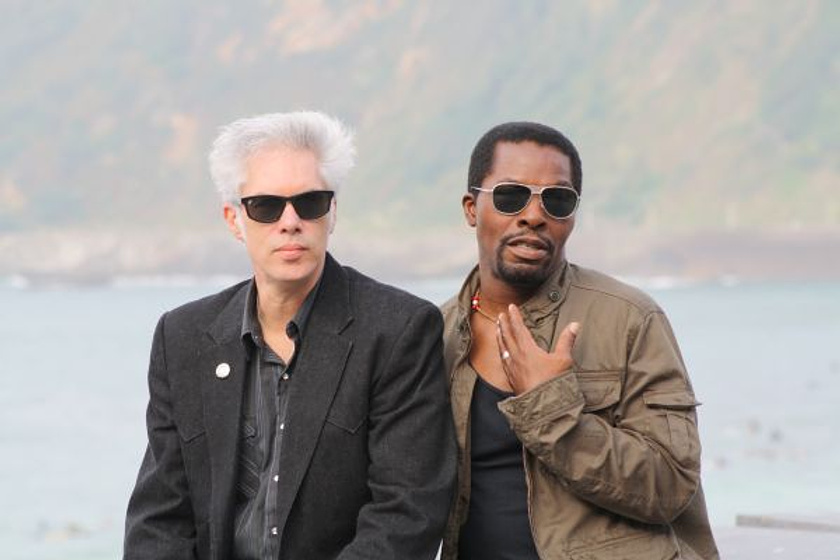 Jim Jarmusch y Isaach De Bankolé en Tonto quien lo lea (The limits of control)