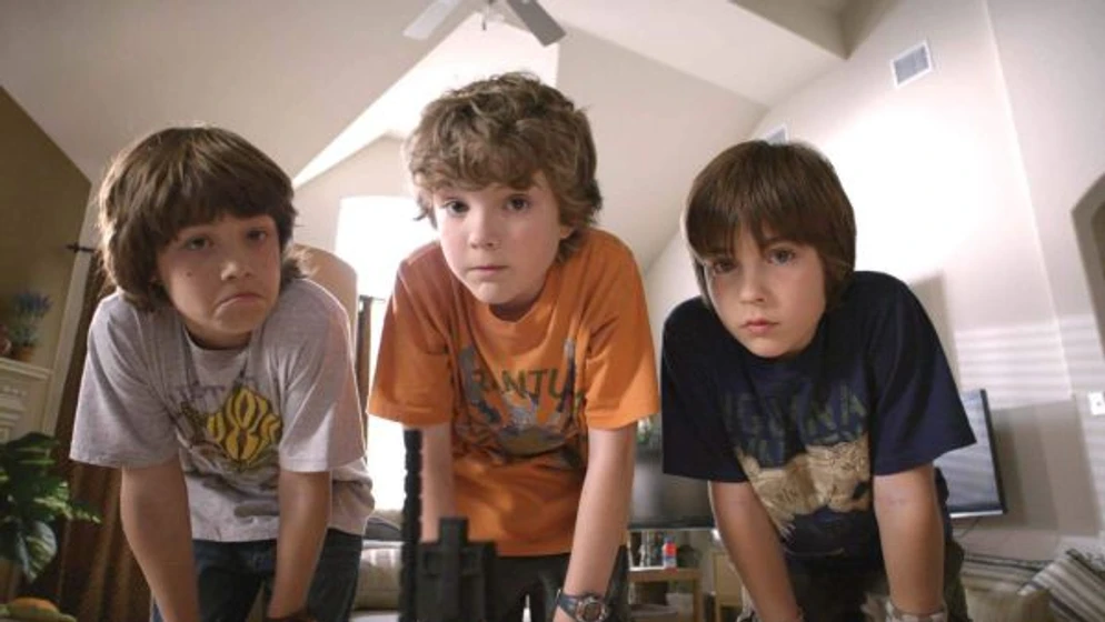 Rebel Rodriguez, Trevor Gagnon y Leo Howard en shorts-la-piedra-magica
