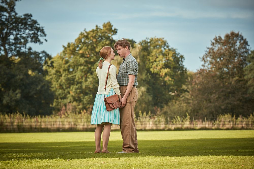 Saoirse Ronan y Billy Howle en En la Playa de Chesil