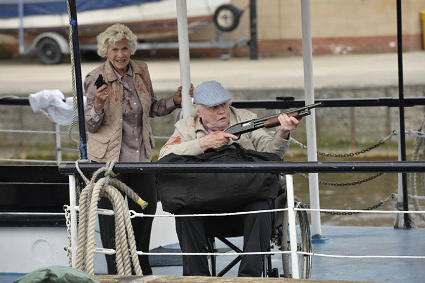 Honor Blackman y Dudley Sutton en Invasión Zombie