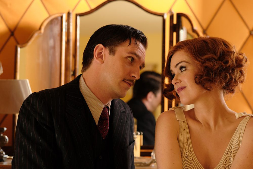 Isla Fisher y Dan Stevens en Un Espíritu Burlón