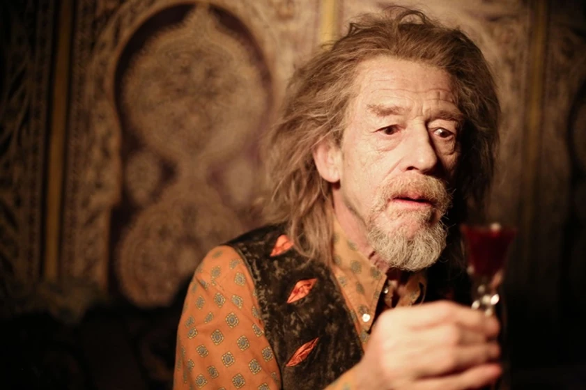 John Hurt en solo-los-amantes-sobreviven