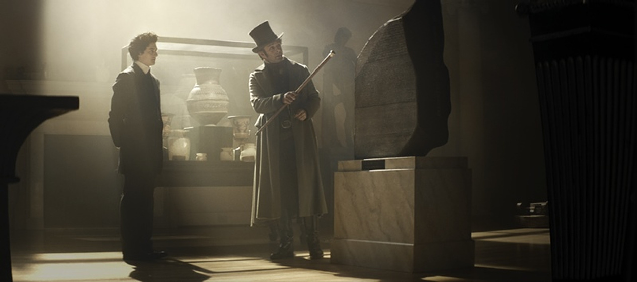 Michael Sheen y Aneurin Barnard en El Secreto del Cofre de Midas