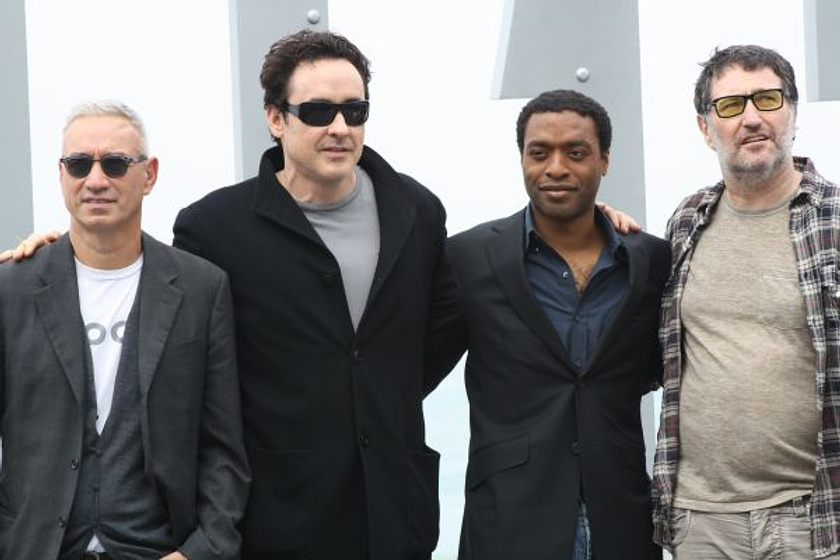 John Cusack, Roland Emmerich y Chiwetel Ejiofor en Tonto quien lo lea (2012)