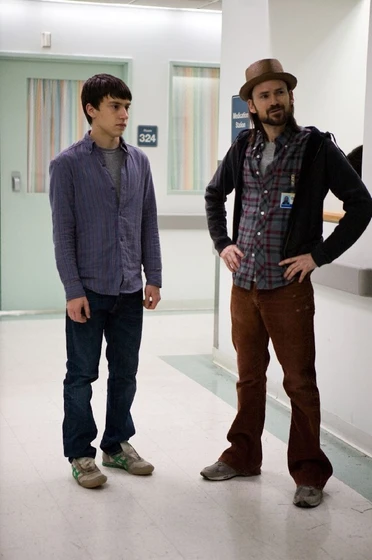 Jeremy Davies y Keir Gilchrist en it-s-kind-of-a-funny-story
