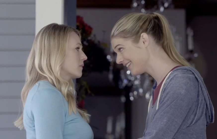 Emma Bell y Kate Miner en amor-equivocado