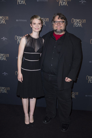 Guillermo del Toro y Mia Wasikowska en La Cumbre Escarlata (Photocall en Paris. Octubre 2015)