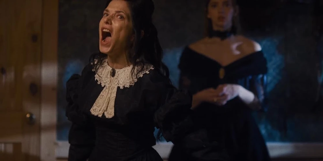 Melora Walters y Natasha Bassett en the-pale-door