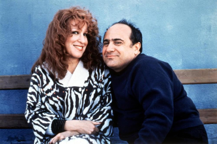 Danny DeVito y Bette Midler en por-favor-maten-a-mi-mujer