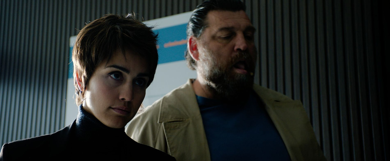 Megan Montaner y Hovik Keuchkerian en Ya no quedan Junglas