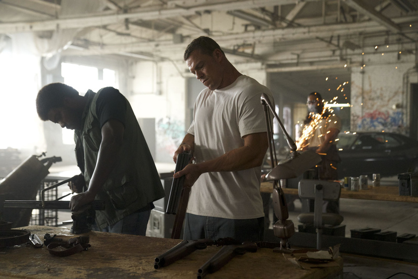 Alan Ritchson y Lionel Boyce en motor-city
