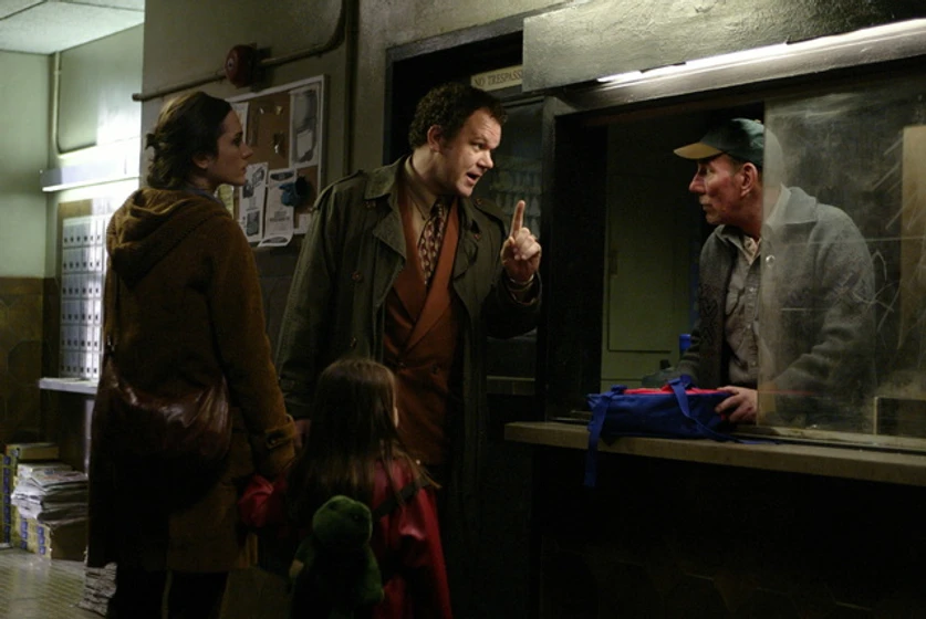 Pete Postlethwaite, John C. Reilly, Jennifer Connelly y Ariel Gade en Dark Water (La Huella)