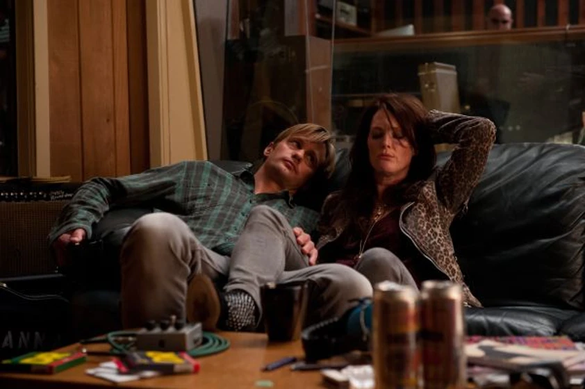 Julianne Moore y Alexander Skarsgård en que-hacemos-con-maisie