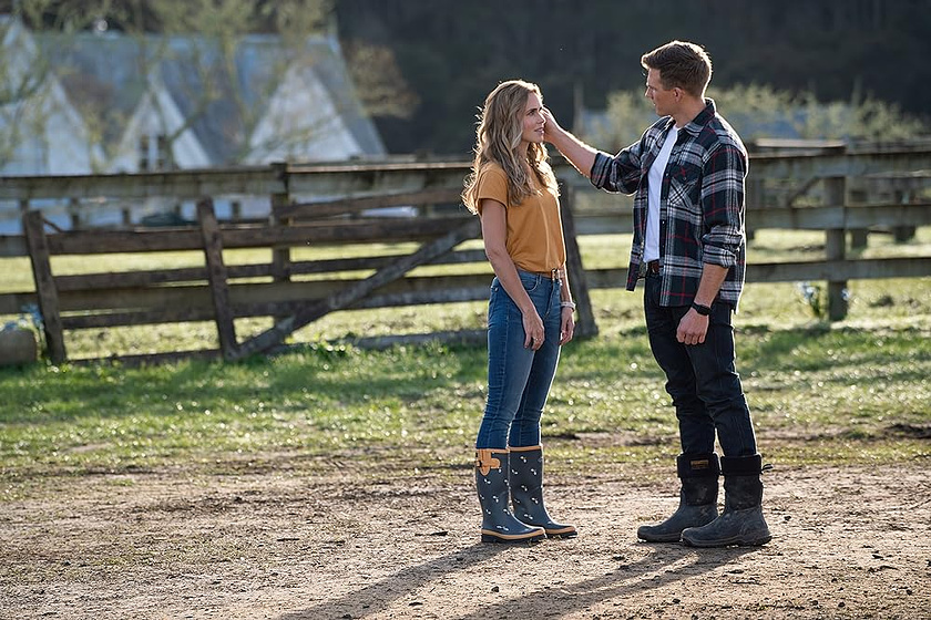 Anna Hutchison y Simon Arblaster en El Hilo del Amor